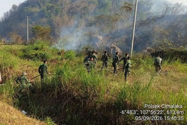 Petugas gabungan saat memadamkan kebakaran pada lahan perbukitan Blok Gunung Gadung, Desa Cikole, Kecamatan Cimalaka, Kabupaten Sumedang, Sabtu (5/9/2026). Foto: Dok. Polres Sumedang