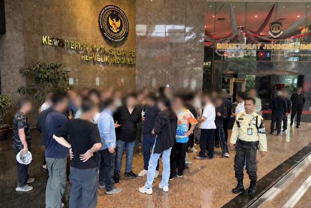 Direktorat Jenderal Imigrasi amankan 55 WN Tiongkok yang diduga salah gunakan izin tinggal di BSD, Tangerang Selatan. Foto: Dok. Istimewa