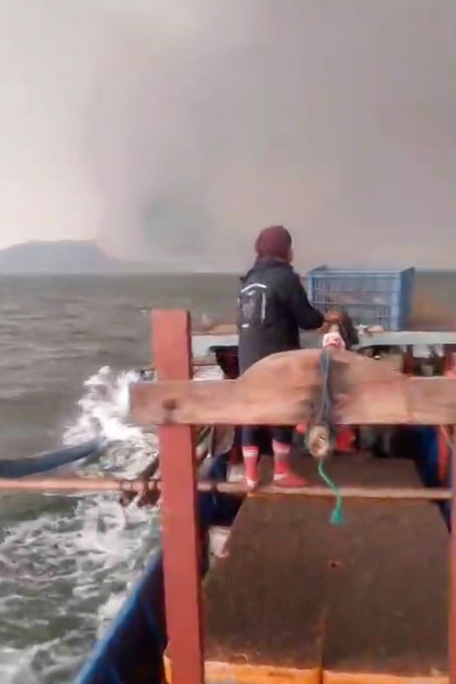 Perahu nelayan kena hujan batu saat Gunung Anak Krakatau meletus. Foto: Dok. Istimewa