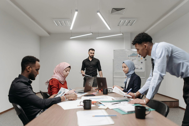 Ilustrasi sejumlah orang sedang berbisnis (Sumber: https://www.pexels.com/id-id/foto/wanita-perempuan-kaum-wanita-laptop-7869127/)