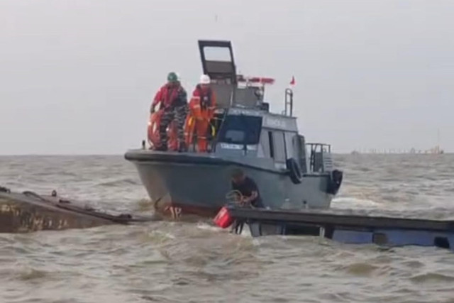 Tim patroli keamanan PT Pertamina Hulu Mahakam (PHM) berhasil menyelamatkan enam awak kapal yang mengalami kecelakaan dan tenggelam di perairan Delta Mahakam, Kabupaten Kutai Kartanegara, Kalimantan Timur, Selasa (1/9/2026). Foto: PHE