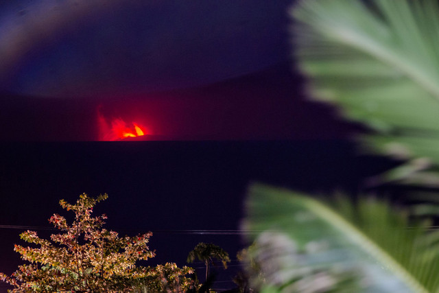 Lava pijar dari Gunung Anak Krakatau terlihat dari Pasauran, Kabupaten Serang, Banten, Sabtu (5/9/2026). Foto: Muhammad Bagus Khoirunas/ANTARA FOTO