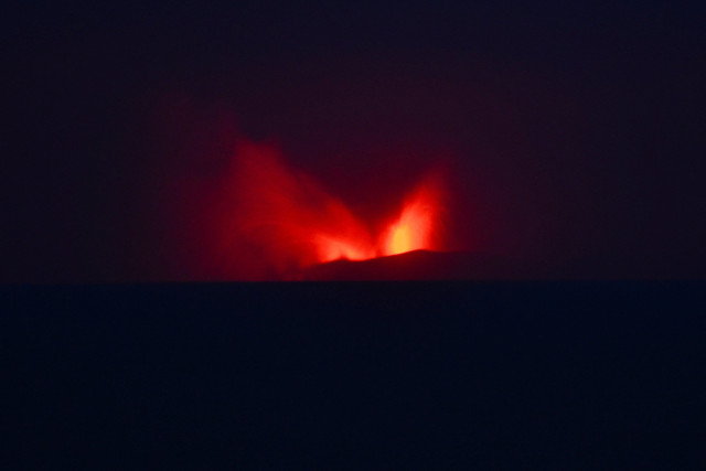 Lava pijar dari Gunung Anak Krakatau terlihat dari Pasauran, Kabupaten Serang, Banten, Sabtu (5/9/2026).  Foto: Rikardo/REUTERS