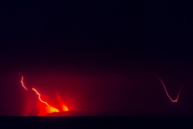 Lava pijar dari Gunung Anak Krakatau terlihat dari Pasauran, Kabupaten Serang, Banten, Sabtu (5/9/2026). Foto: Muhammad Bagus Khoirunas/ANTARA FOTO