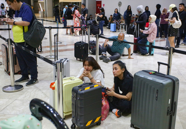 Calon penumpang berada konter lapor diri di Terminal 2 keberangkatan Bandara Soekarno Hatta, Tangerang, Banten, Minggu (6/9/2026). Foto: Muhammad Iqbal/ANTARA FOTO