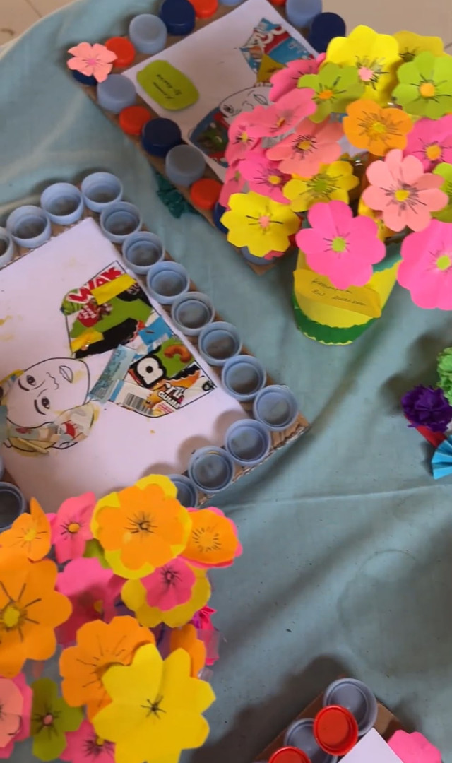 Gambar 1. Hasil karya Anak-anak SDN 02 Sijambe dari botol bekas. (Sumber : Pribadi)