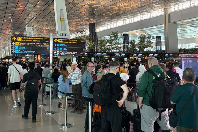 Antrean reschedule tiket di gate 5 keberangkatan domestik Terminal 3 Bandara Soekarno Hatta, Minggu (6/9/2026). Foto: Rayyan Farhansyah/kumparan