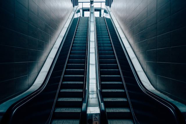 Ilustrasi Kenapa Eskalator Punya Bagian Bergerigi di Samping, Foto:Unsplash/Teemu Laukkarinen