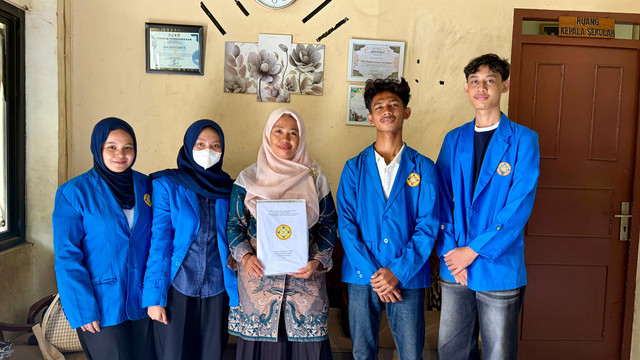Ilustrasi survei lapangan di SMK Bhakti Karya Depok oleh Tim Ecofinity Universitas Pamulang. Dokumentasi pribadi.