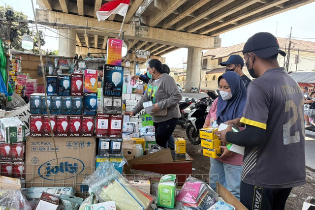 Suasana warga buru masker di kolong Tol Depok-Antasari di Jalan Andara Raya, Jakarta Selatan, Minggu (6/9/2026). Foto: Nauval Pratama/kumparan