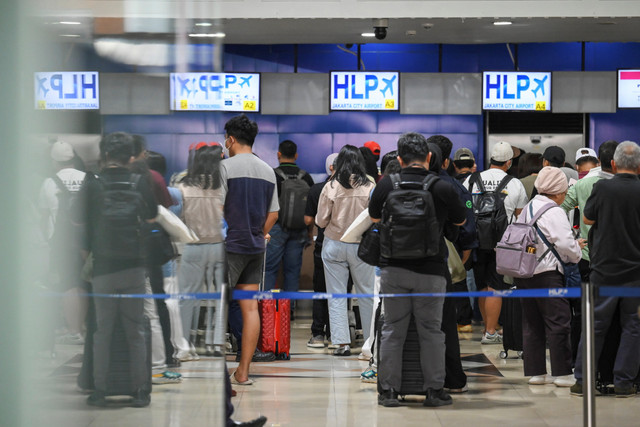 Calon penumpang mengantre di konter lapor diri Bandara Halim Perdanakusuma, Jakarta, Minggu (6/9/2026). Foto: Hafidz Mubarak A/ANTARA FOTO