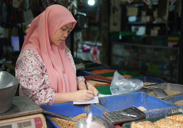 Ilustrasi pelaku UMKM dalam mencatat aktivitas keuangan usahanya. Foto: Pexels 
