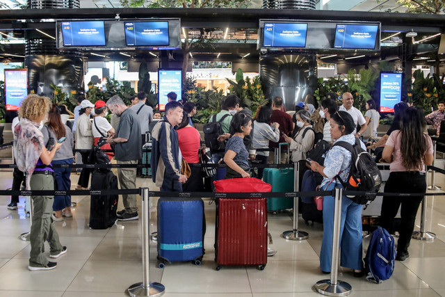 Calon penumpang berada konter lapor diri yang tutup di Bandara Soekarno Hatta, Tangerang, Banten, Minggu (6/9/2026). Foto: ABIMANYU / AFP