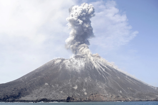 Gunung Anak Krakatau pada 18 Juli 2018. Foto: FERDI AWED / AFP