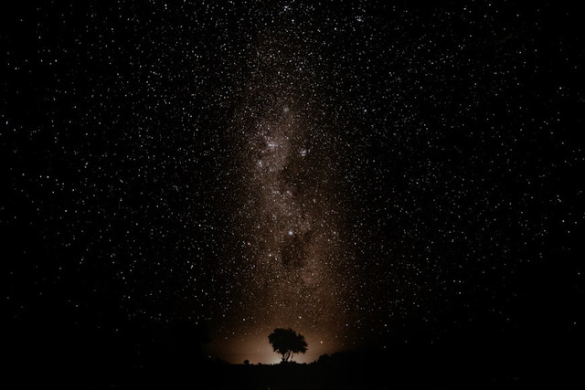 Kenapa Foto Langit Malam dari HP Tidak Seperti yang Dilihat Mata. Unsplash.com/Thomas Chizzali