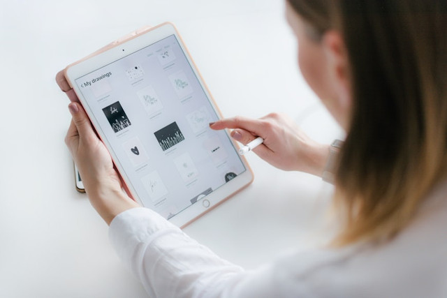 Kenapa Layar HP Sulit Digunakan Saat Tangan Basah. Unsplash.com/Marek Levák