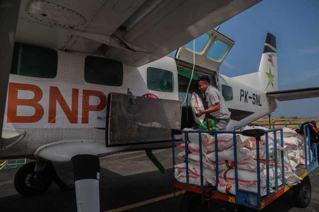Petugas memasukkan bahan semai Natrium Klorida (NaCl) ke dalam pesawat Cessna Caravan 208EX dengan nomor registrasi PK-SNL di Bandara Sultan Babullah Ternate, Maluku Utara, Minggu (6/9/2026). Foto: Andri Saputra/ANTARA FOTO