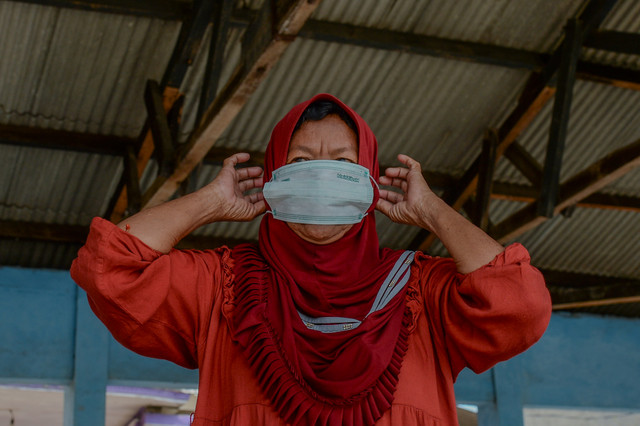 Warga mengenakan masker di Tempat Pelelangan Ikan Pasauran, Kabupaten Serang, Banten, Minggu (6/9/2026). Foto: Muhammad Bagus Khoirunas/ANTARA FOTO