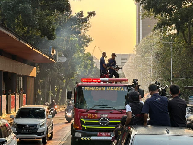 Momen penyiraman air di kawasan Monas-Bundaran Senayan untuk menekan asap vulkanik di ibu kota, Minggu (6/9/2026). Foto: Nauval Pratama/kumparan