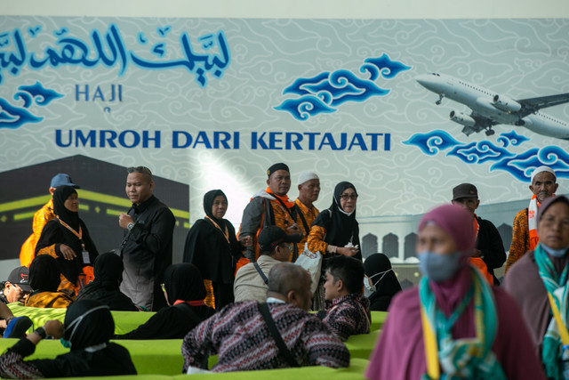 Penumpang memasuki ruang tunggu setibanya di Bandara Kertajati, Majalengka, Jawa Barat, Minggu (6/9/2026). Foto: Dedi Suwidiantoro/ANTARA FOTO