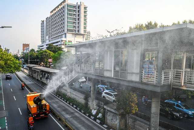 Kendaraan operasional Dinas Lingkungan Hidup (LH) DKI Jakarta menyemprotkan kabut air (water mist) di Jalan Mampang Prapatan Raya, Jakarta, Minggu (6/9/2026). Foto: Galih Pradipta/ANTARA FOTO