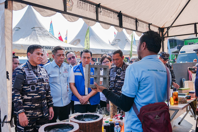 Wamensos Agus Jabo meninjau bakti sosial, bakti lingkungan, dan bakti lingkungan hidup program "Aku Cinta Laut" di Pelabuhan Perikanan Muara Angke, Jakarta Utara, Minggu (6/9/2026). Foto: Kemensos RI