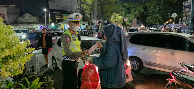 Polres Metro Bekasi Kota membagikan masker kepada masyarakat di sejumlah titik dengan mobilitas tinggi, Minggu (6/9/2026).  Foto: Dok. Istimewa