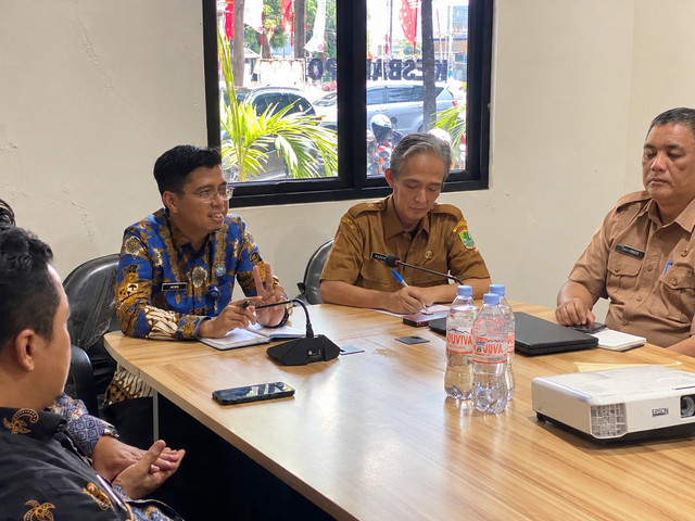 Diskusi serius masalah narkoba di Karawang antara BNNK Karawang dan Kesbangpol Karawang. Foto: Dok. Pribadi