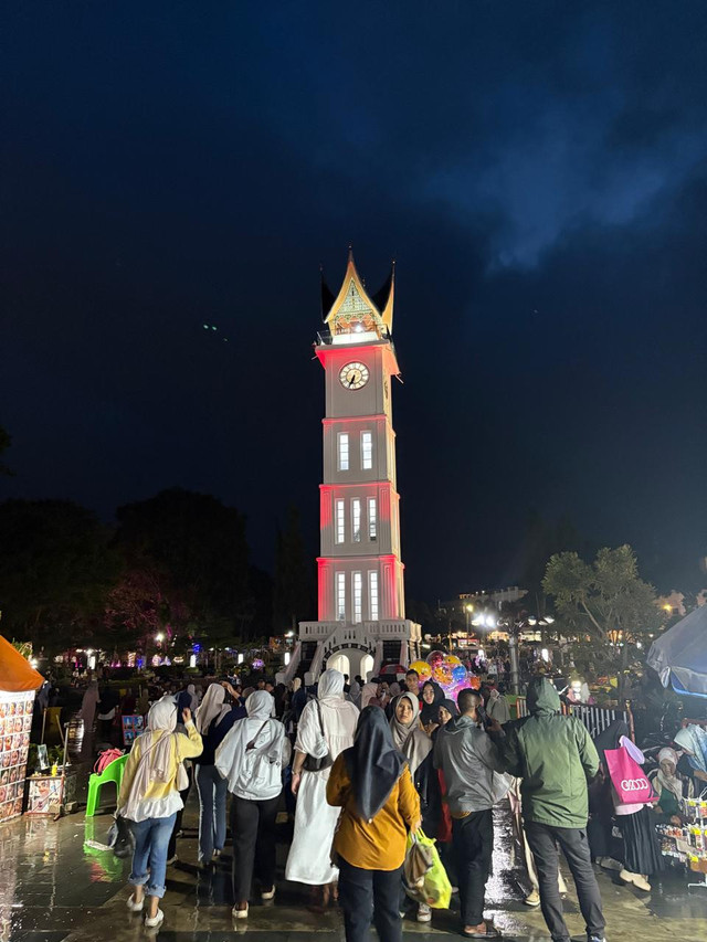 Aktivitas Warga di Sekitar Jam Gadang pada Malam Hari (Dokumentasi Pribadi)