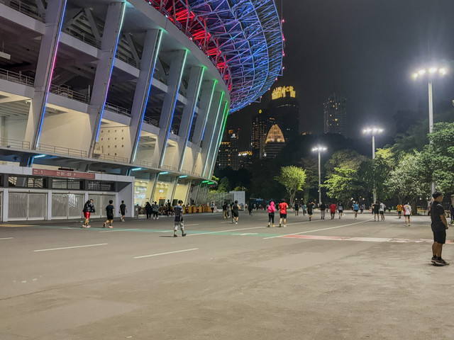 Suasana GBK di tengah sebaran abu vulkanik di Jakarta dan sekitarnya, Minggu (6/9/2026). Foto: Salsha Okta Fairuz/kumparan