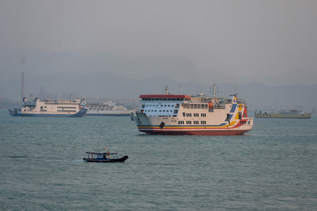 Kapal feri melintas di perairan Selat Sunda saat akan bersandar di Pelabuhan Merak, Kota Cilegon, Banten, Minggu (6/9/2026). Foto: Putra M. Akbar/ANTARA FOTO 