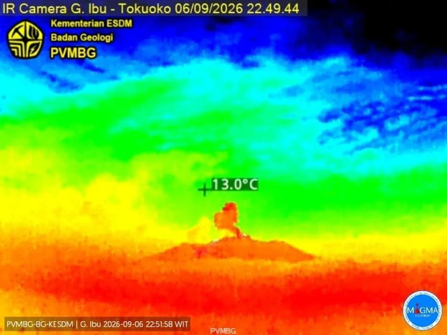Gunung Ibu yang berada di Maluku Utara erupsi pada Minggu (6/9) pukul 22.48 WIT. Foto: dok. Akun Thread Badan Geologi