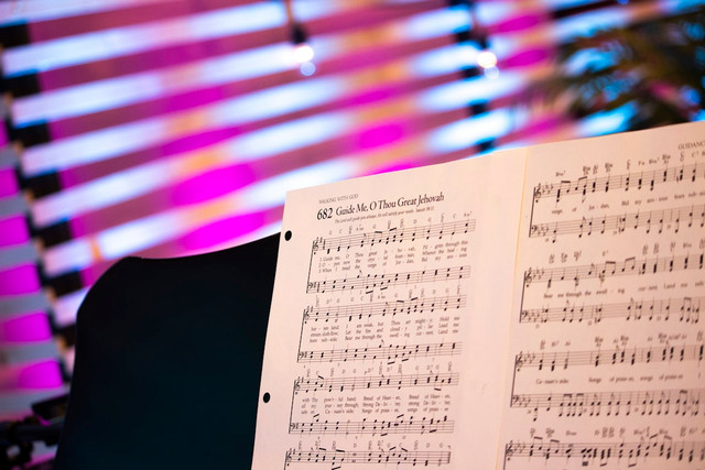 ilustrasi makna lagu stitch me up. unsplash/Kati Hoehl