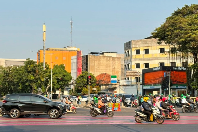 Kondisi lalu lintas di perempatan Jalan Gunung Sahari arah Pasar Baru Jakarta Pusat, Senin (7/9/2026). Foto: Kevin Daniel/kumparan