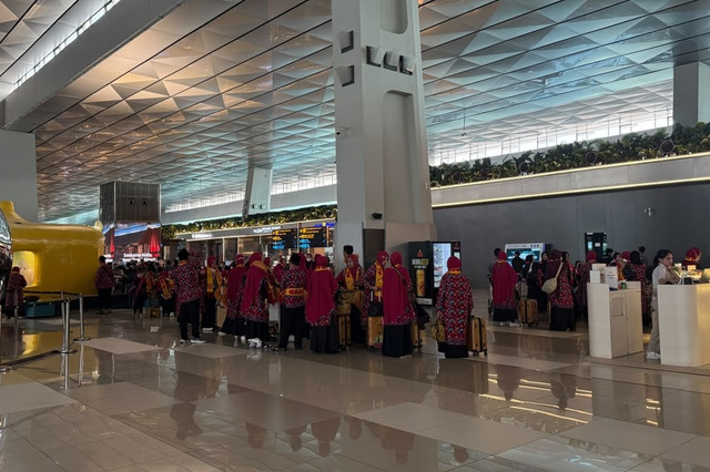Sejumlah calon jemaah umrah menunggu keberangkatan di Terminal 3 Bandara Internasional Soekarno-Hatta, Tangerang, Senin (7/9/2026). Foto: Zahira Hilman/kumparan