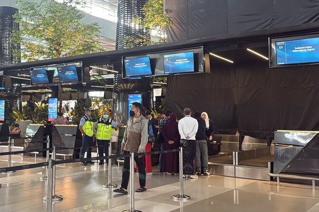 Sejumlah penumpang mendatangi meja informasi untuk mendapatkan informasi terkait penerbangan di Terminal 3 Bandara Soekarno-Hatta, Senin (7/9/2026). Foto: Zahira Hilman/kumparan