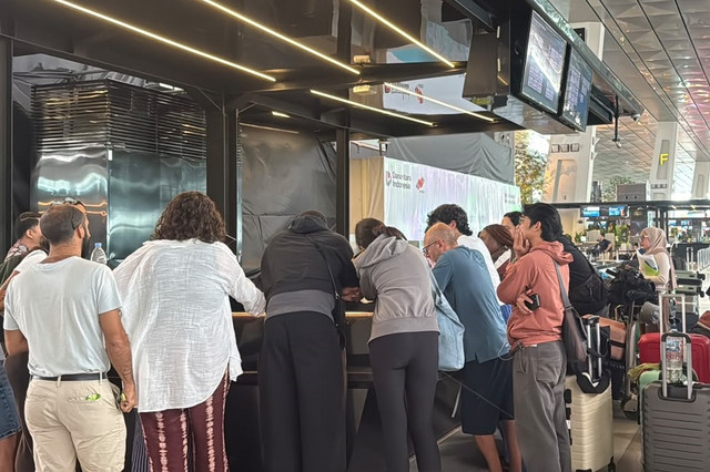 Sejumlah penumpang mendatangi meja informasi untuk mendapatkan informasi terkait penerbangan di Terminal 3 Bandara Soekarno-Hatta, Senin (7/9/2026). Foto: Zahira Hilman/kumparan