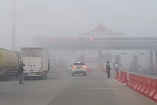 Gerbang tol Palembang Jalan Tol Trans Sumatera (JTTS) ruas Palembang-Prabumulih yang tertutup kabut asap di Pemulutan, Kabupaten Ogan Ilir (OI), Sumatera Selatan, Minggu (6/9/2026). Foto: Hutama Karya