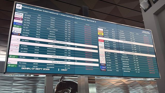 Papan informasi penerbangan di Terminal 3 Bandara Soekarno-Hatta, Senin (7/9/2026). Foto: Zahira Hilman/kumparan