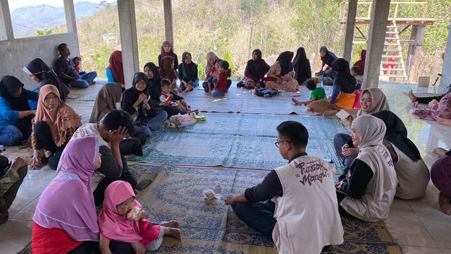 Mahasiswa KKN Reguler 159 Unit IV.C.1 bersama ibu balita dan kader Posyandu Padukuhan Mangli, Jumat (4/9/2026). Foto: Nur Santi Pambudi dan Alya Saffahira Khairani Putri.