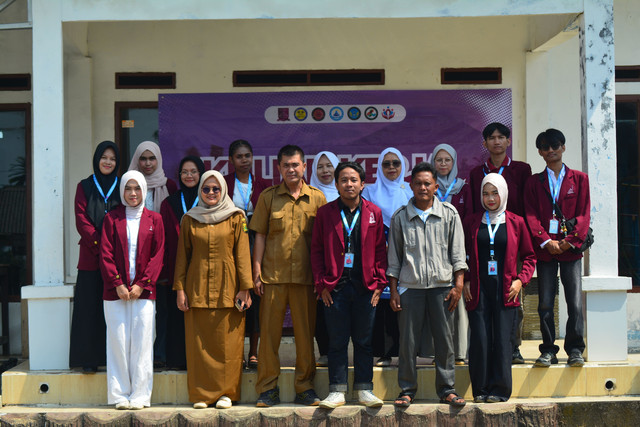 Foto bersama mahasiswa KKN 20A Universitas Nusa Putra dan perangkat Desa Palasari Girang. Foto: Dok. KKN 20A Nusa Putra