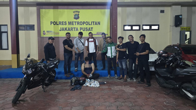 Polisi berhasil menangkap pelaku penjambretan warga negara India di Jakarta Pusat, Senin (7/9). Foto: Dok. Istimewa