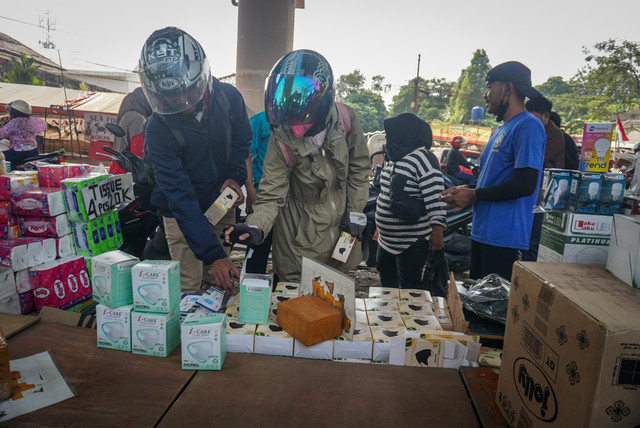 Sejumlah warga membeli masker di kawasan kolong Tol Depok-Antasari, Jalan Andara Raya, Jakarta Selatan, Senin (7/9/2026). Foto: Iqbal Firdaus/kumparan