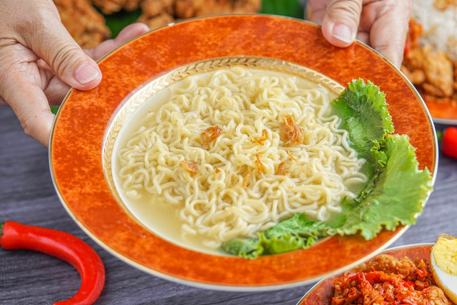 Ilustrasi Kenapa Mi Instan Dibuat Keriting, Bukan Lurus,Foto:Unsplash/Kevin kevin