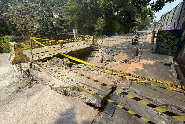Kondisi jalan amblas di belakang Mal Buaran Plaza, Jakarta Timur, Senin (7/9/2026). Foto: Pradya Tirta/kumparan