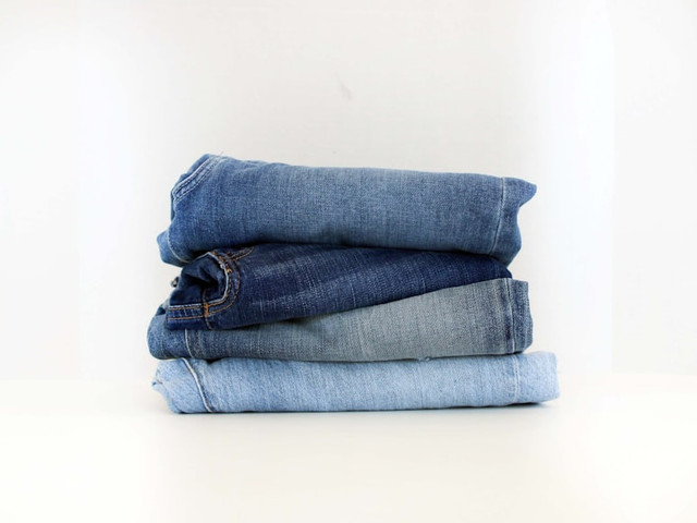 Ilustrasi Kenapa Celana Jeans Tidak Boleh Terlalu Sering Dicuci, Foto:Unsplash/Claire Abdo