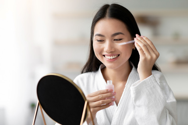 Ilustrasi Perempuan Serum. Foto: Prostock-studio/Shutterstock