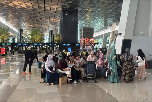 Calon penumpang menunggu jadwal penerbangan di Terminal 3 Bandara Soekarno-Hatta, Tangerang, Banten, Senin (7/9/2026). Foto: Zahira Hilman/kumparan
