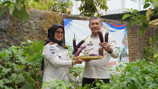Kepala Kanwil Ditjenpas DIY dan jajaran Bapas Wonosari melaksanakan panen sayuran hasil budidaya di lingkungan kantor/Sumber: Dokumentasi HUMAS Kanwil Ditjenpas DIY