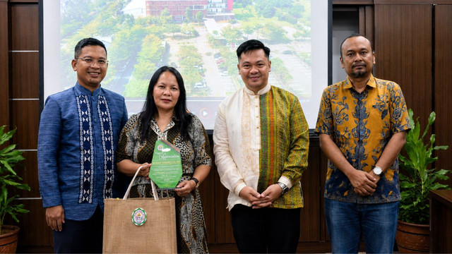 Foto bersama antara perwakilan Unika Atma Jaya dan Cerilles State College (Sumber: Unika Atma Jaya)